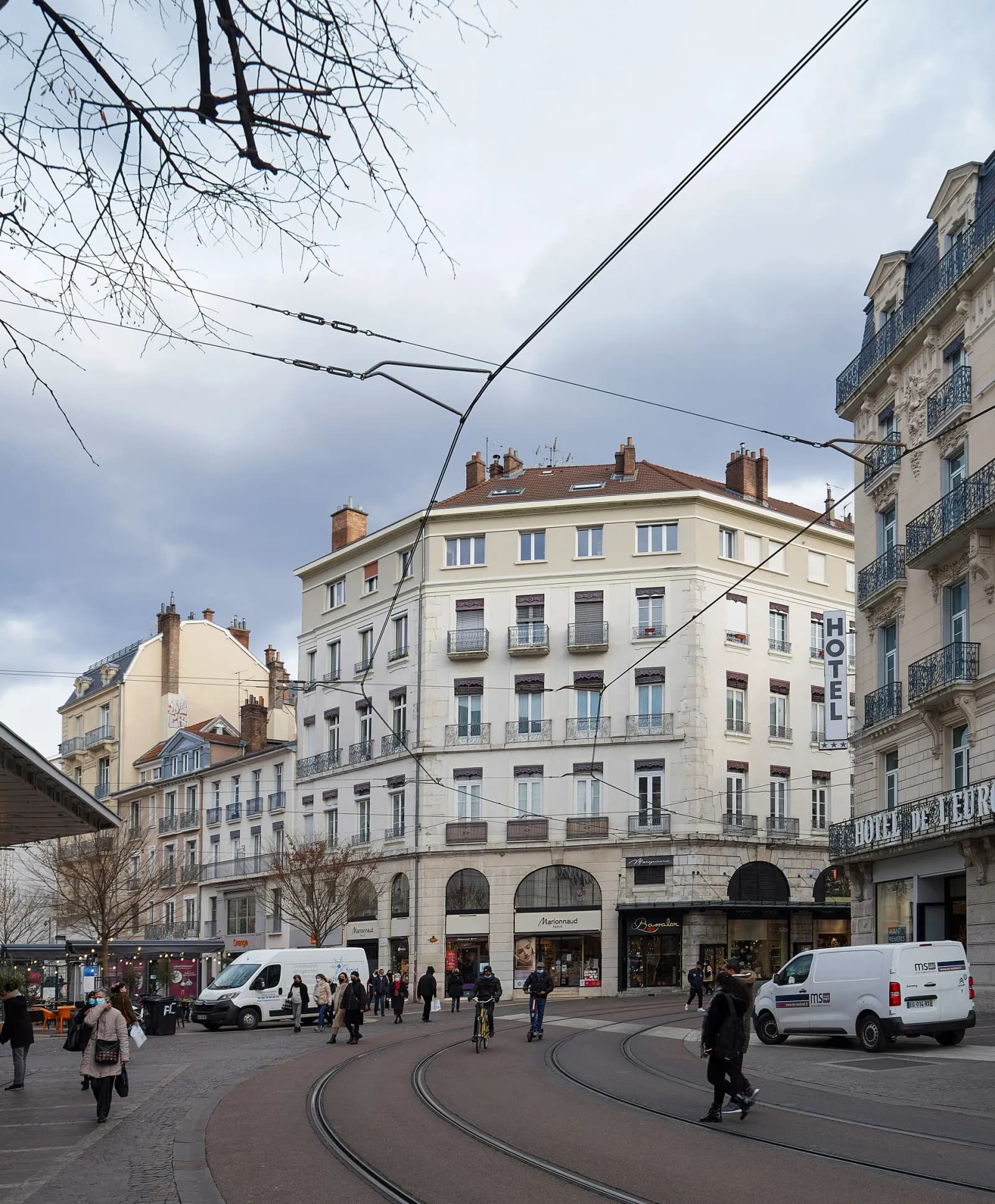 vitrines protégées par des panneaux à Grenoble