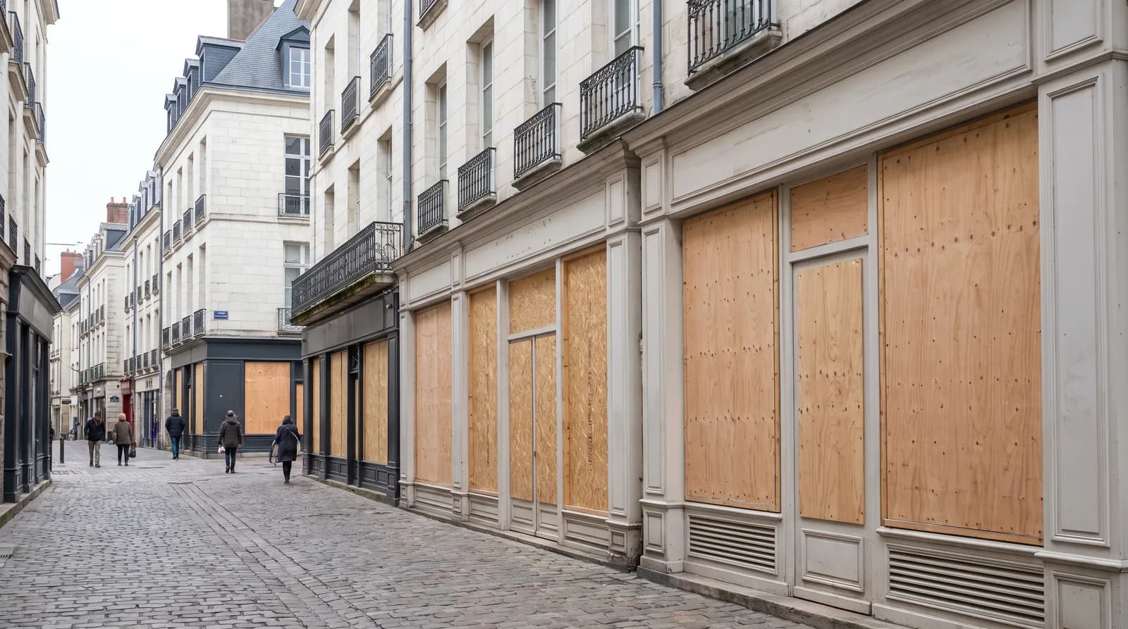 Illustration : vitrines protégées par des panneaux à Nantes